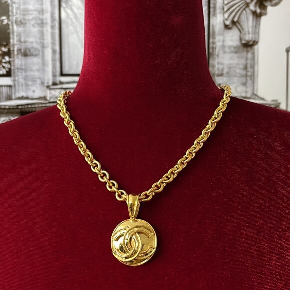 CHANEL Gold Plated CC Logos Round Charm Vintage Necklace Pendant - Picture 2 of 8